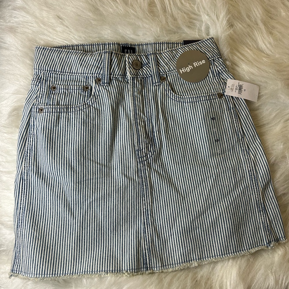 GAP High-Rise Striped Denim Skirt in Blue and White